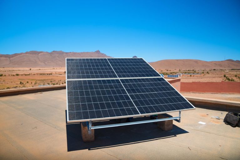 Panneaux solaires installés sur une école isolée au Maroc
